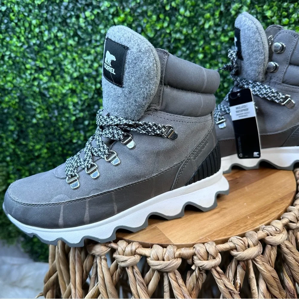 New in box Sorel Women's Kinetic conquest WP Quarry sea salt waterproof BootsNWT